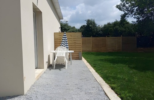 Hanvec Apartment | Studio Apartment '4' with Private Terrace, Shared Garden and Wi-Fi