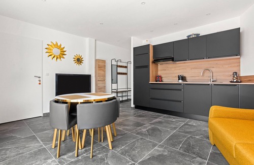 Lorgues Apartment | Studio Apartment '890' with Private Terrace, Wi-Fi and Air Conditioning