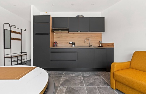 Lorgues Apartment | Studio Apartment '890' with Private Terrace, Wi-Fi and Air Conditioning