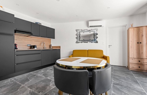 Lorgues Apartment | Studio Apartment '890' with Private Terrace, Wi-Fi and Air Conditioning
