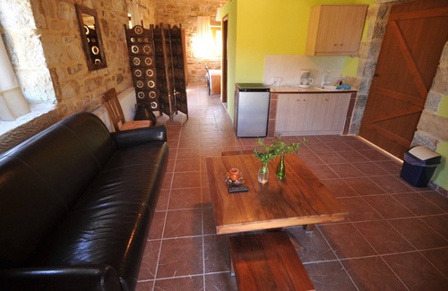 Kato Simi Apartment | Studio Apartment 'Akros Oreon Lapatho' with Mountain View, Private Terrace and Wi-Fi