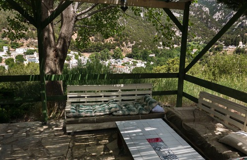 Kato Simi Apartment | Studio Apartment 'Akros Oreon Lapatho' with Mountain View, Private Terrace and Wi-Fi