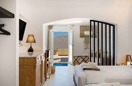 Syros House | Studio Apartment "Blueros - Grey Suite" with Sea View, Private Pool & Wi-Fi