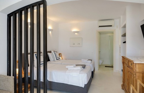 Syros House | Studio Apartment "Blueros - Grey Suite" with Sea View, Private Pool & Wi-Fi