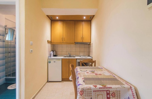 Lakones Apartment | Studio Apartment 'Bozikis Studios' with Shared Garden, Wi-Fi and Air Conditioning