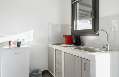 Merichas Apartment | Studio Apartment 'Calm Suites Kythnos 2' with Sea View, Wi-Fi and Air Conditioning