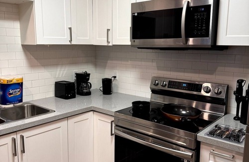 Walkerville Apartment | Studio Apartment | close to Windsor-Detroit Tunnel