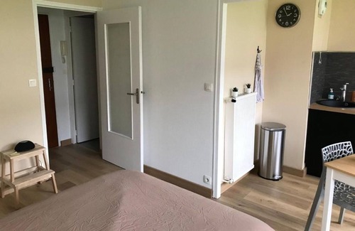 Les Longs Champs Apartment | Studio Apartment 'Cosylocation Varende 2' with Shared Garden and Wi-Fi