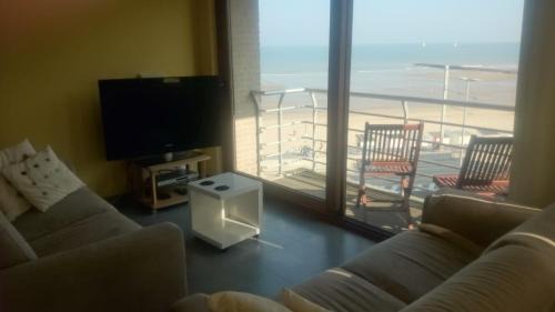 Raversijde Apartment | Studio apartment 'De Strandwandeling' with frontal sea view near Ostend