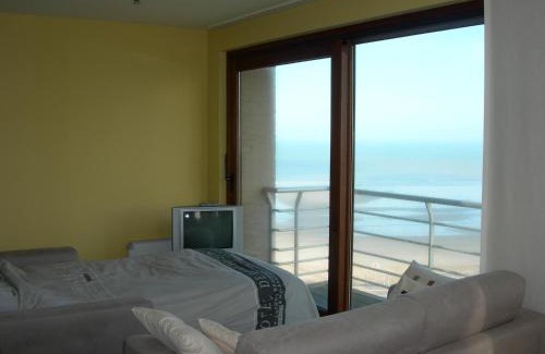 Raversijde Apartment | Studio apartment 'De Strandwandeling' with frontal sea view near Ostend