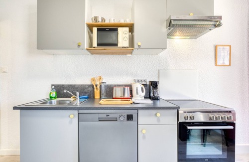 Aigues-Mortes Apartment | Studio Apartment 'La Boite À Sel' with Private Terrace, Wi-Fi and Air Conditioning