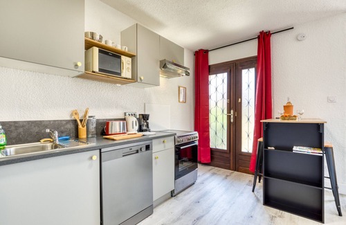 Aigues-Mortes Apartment | Studio Apartment 'La Boite À Sel' with Private Terrace, Wi-Fi and Air Conditioning