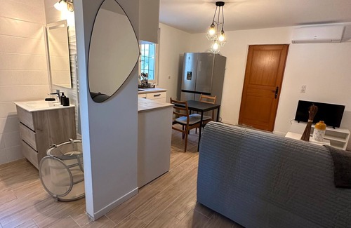 Sollies-Toucas Apartment | Studio Apartment 'Sur Un Domaine D'oliviers' with Mountain View, Wi-Fi and Air Conditioning