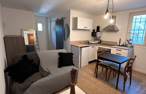 Sollies-Toucas Apartment | Studio Apartment 'Sur Un Domaine D'oliviers' with Mountain View, Wi-Fi and Air Conditioning