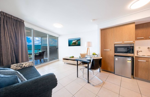 Airlie Beach Apartment | Studio Apartment in the heart of Airlie Beach with Magnificent Ocean Views.
