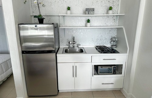 Mid Beach Apartment | Studio Apartment in Miami Beach