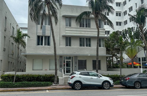 Mid Beach Apartment | Studio Apartment in Miami Beach