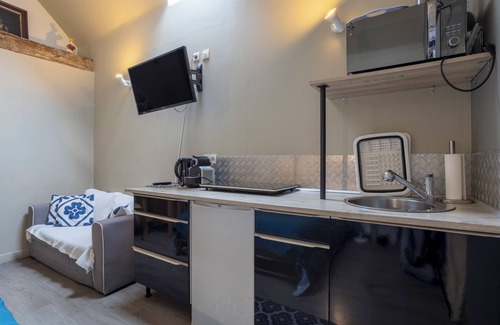 Guilvinec Apartment | Studio Apartment "L'Eclose Ty Du" with Private Terrace, Shared Garden & Wi-Fi