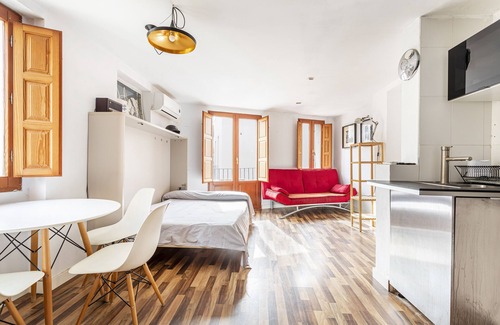 Barrio del Carmen Apartment | Studio Apartment 'Loft 3er Piso' with Shared Terrace, Wi-Fi and Air Conditioning