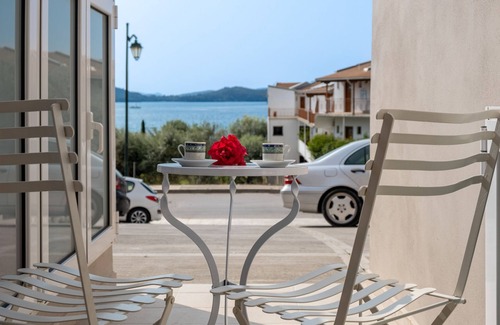 Perigiali Apartment | Studio Apartment 'Mella Roa Teal' with Shared Terrace, Wi-Fi and Air Conditioning