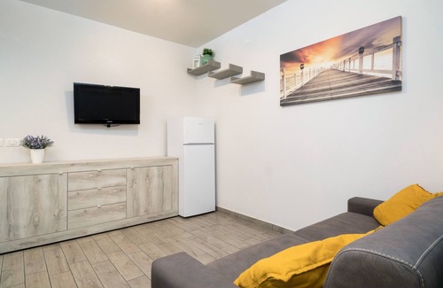 Chianchitta-Trappitello House | Studio Apartment "Monolocale Glicine" with Balcony & A/C