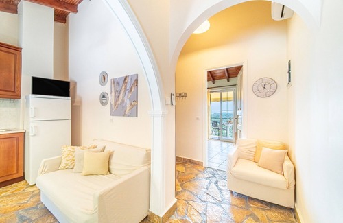 Dafnata Apartment | Studio Apartment 'Pavlos Sofia Studio' with Mountain View, Garden & Terrace