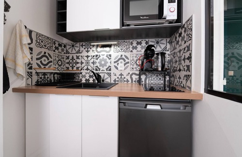 Vannes Apartment | Studio Apartment 'Proche Du Port De Vannes' with Private Terrace, Balcony and Wi-Fi