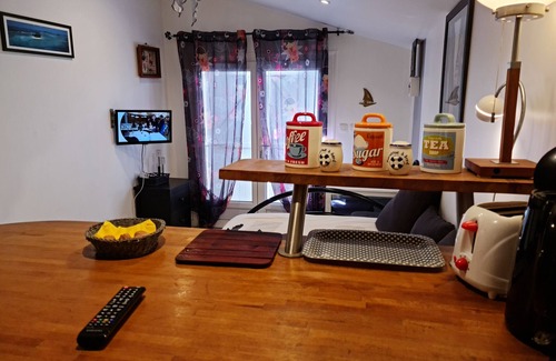 Roques Apartment | Studio Apartment 'Redhouse - Zen' with Shared Pool, Shared Terrace and Wi-Fi