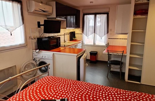 Roques Apartment | Studio Apartment 'Redhouse - Solarium' with Shared Pool, Wi-Fi and Air Conditioning