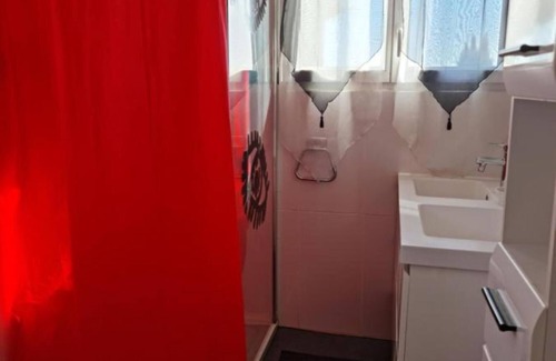 Roques Apartment | Studio Apartment 'Redhouse - Solarium' with Shared Pool, Wi-Fi and Air Conditioning