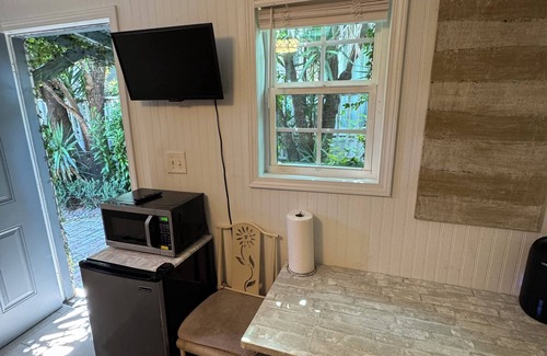 Faubourg Delachaise Apartment | Studio Apartment Upper Garden District 2 blocks from Magazine Street.