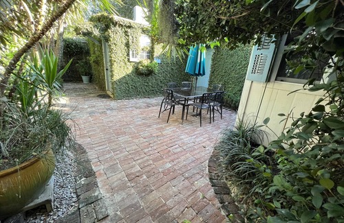 Faubourg Delachaise Apartment | Studio Apartment Upper Garden District 2 blocks from Magazine Street.