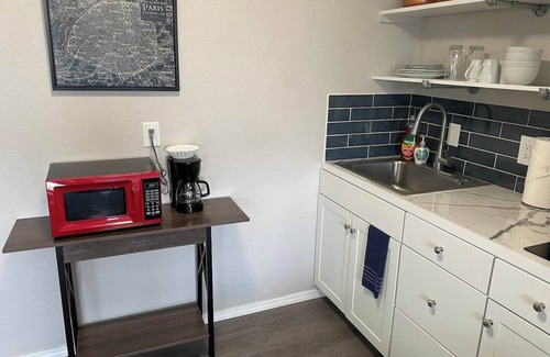 University Heights Apartment | Studio apartment w/balcony-Nob Hill, UNMH, Pres Hosp.