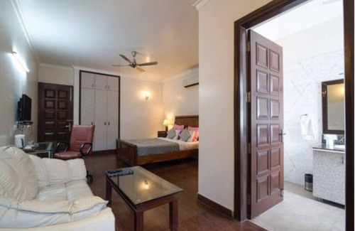 Sushant Lok Bed & Breakfast | Studio Apartment with kitchen and balcony near Huda City Metro, Gurgaon