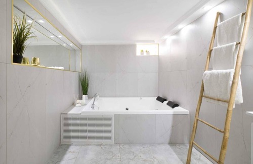 Haifa Apartment | Studio apartment with jacuzzi & pool table