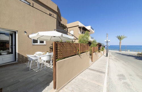 Stalida House | Studio appartment with patio by the coast