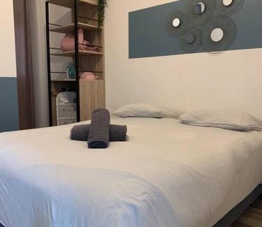 Rive Droite Apartment | Studio Armorique - commerces