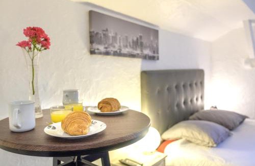 Pallud Apartment | Studio atypique et cosy, classé Gîte de France, CLIMATISATION, lit Queen Size, lave-vaisselle, Netflix, wifi, 400m centre, parking, 15min gare, boîte à clés, Gîtes La Tarine