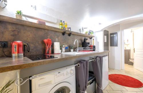 Pallud Apartment | Studio atypique et cosy, classé Gîte de France, CLIMATISATION, lit Queen Size, lave-vaisselle, Netflix, wifi, 400m centre, parking, 15min gare, boîte à clés, Gîtes La Tarine