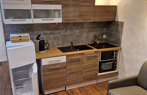 Mougins Apartment | Studio au Cœur d un Village Provençale au Premier Étage d une Maison de Village