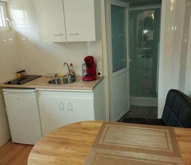 Castres Apartment | studio au calme wifi 600m centre ville parking gratuit devant