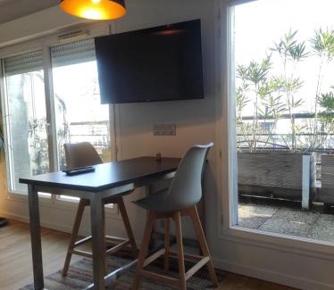 Issy-les-Moulineaux Apartment | Studio avec terrasse proche des transports.
