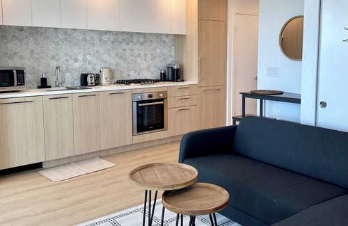 Burnaby Apartment | Studio Bachelor Unit in a high floor