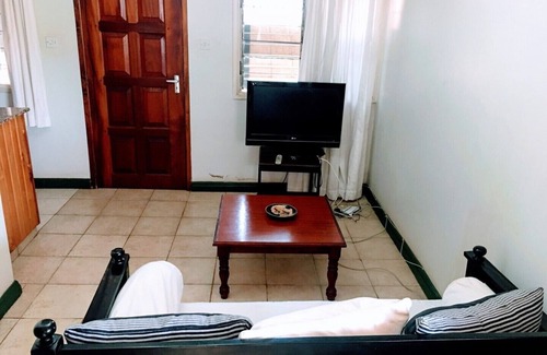 Lavington Apartment | STUDIO, Beautiful Pool-side View