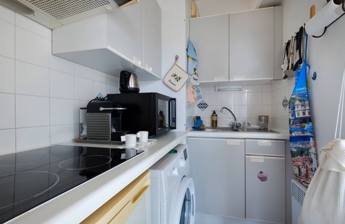 Riou - Petit Juas - Av de Grasse Apartment | Studio 'Bellevue Cannes' with Mountain View, Shared Pool and Air Conditioning