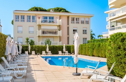 Riou - Petit Juas - Av de Grasse Apartment | Studio 'Bellevue Cannes' with Mountain View, Shared Pool and Air Conditioning