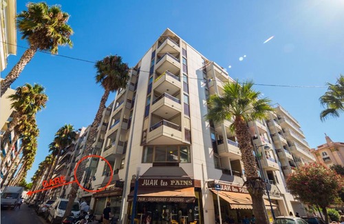 Juan-les-Pins Apartment | studio bleu Juan les Pins