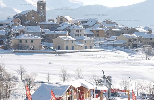 Les Angles Apartment | Studio cabin for 4, near slopes, balcony, elevator, central location