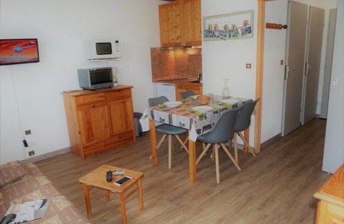 Les Bruyeres Apartment | Studio cabine 4 pers aux Menuires, ski aux pieds, balcon, parking gratuit, commerces à proximité - FR-1-178-293