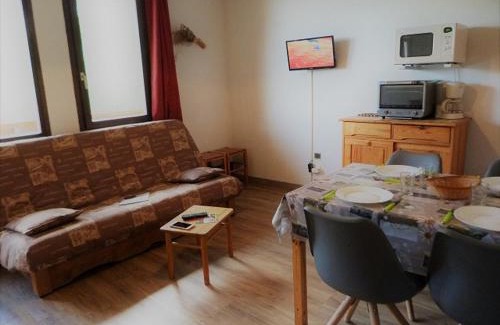 Les Bruyeres Apartment | Studio cabine 4 pers aux Menuires, ski aux pieds, balcon, parking gratuit, commerces à proximité - FR-1-178-293